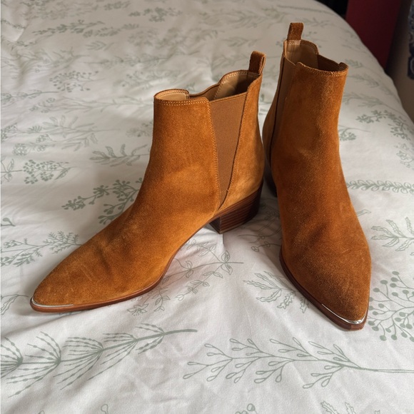 Marc Fisher YALE POINTY TOE CHELSEA BOOTIE - Picture 1 of 10